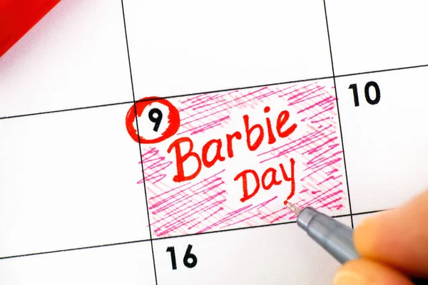 Γυναικεία Δάχτυλα Στυλό Γραπτώς Υπενθύμιση Barbie Ημέρα Στο Ημερολόγιο Μαρτίου — Φωτογραφία Αρχείου