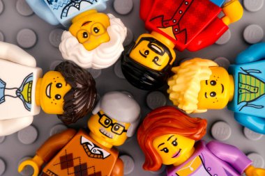 Tambov, Rusya Federasyonu - 17 Ocak 2021 Lego minyatür figürleri - üç nesildir bir aile. Gri taban arkaplanı. 