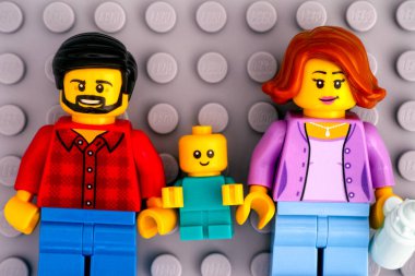 Tambov, Rusya Federasyonu - 17 Ocak 2021 Lego ailesi - Baba, anne ve bebek minifigürleri gri zemin üzerinde. 