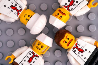 Tambov, Rusya Federasyonu - 17 Ocak 2021 Dört Lego şefi gri tabaka arka planına karşı minyatür figürler. 