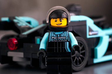 Tambov, Rusya Federasyonu - 19 Şubat 2020 Lego sürücüsü LEGO Speed Champions 'un Formula E Panasonic Jaguar Yarış Gen2 arabası.