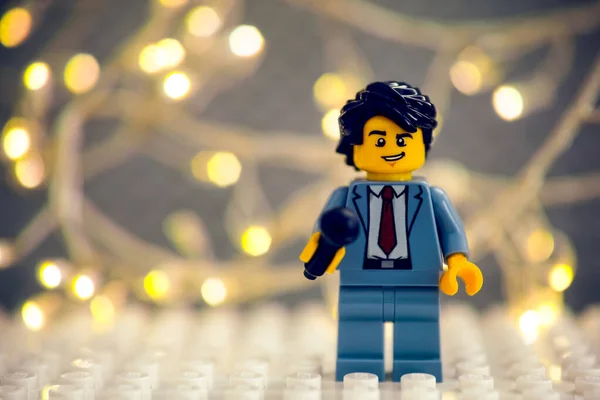 Tambov Ρωσία Ιανουάριος 2021 Lego Δημοσιογράφος Minifigure Μικρόφωνο Φόντο Χριστουγεννιάτικο — Φωτογραφία Αρχείου