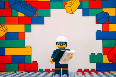 Tambov, Rusya Federasyonu - 17 Ocak 2021 Lego mühendisi minyatür figürü lego tuğla duvar arka planına karşı duruyor