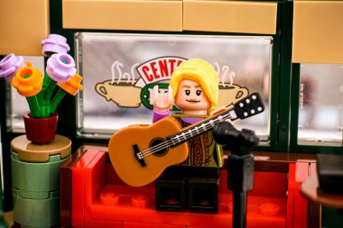 Tambov, Rusya Federasyonu - 3 Ocak 2020 Lego Fikir Merkezi Perk seti. Lego Phoebe Buffay mini figürü Central Perk Cafe 'de gitarda şarkı söylüyor. Stüdyo çekimi.