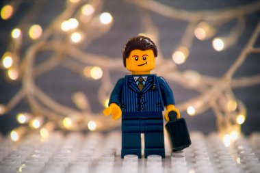 Tambov, Rusya Federasyonu - 17 Ocak 2021 Lego iş adamı minyatür bir arkaplan karşısında