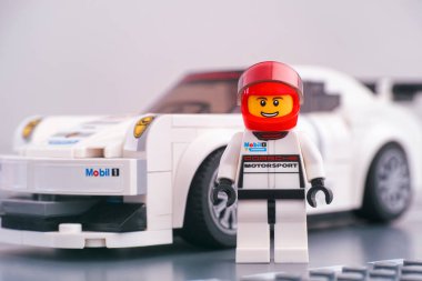 Tambov, Rusya Federasyonu - 14 Şubat 2021 Lego Porsche sürücüsü beyaz Porsche 911 GT yarış arabasına karşı LEGO Speed Champions.