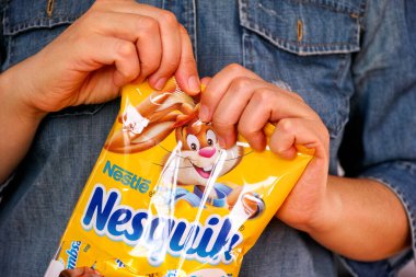 Tambov, Rusya Federasyonu - 30 Ocak 2021 Kadın Nesquik şeker paketini açmaya hazır