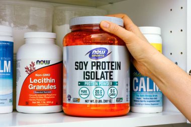 Tambov, Rusya Federasyonu - 25 Ocak 2021 Kadın eli Soya Proteini kavanozunu aldı.