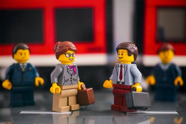 Tambov, Rusya Federasyonu - 3 Mart 2021 Lego İşadamları kırmızı bir trenin önünde duruyorlar