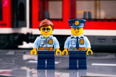 Tambov, Rusya Federasyonu - 3 Mart 2021 Kırmızı trenin önünde duran iki lego polis memuru