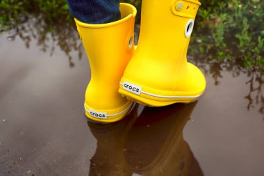 Tambov, Rusya Federasyonu - 08 Ağustos 2019 Sarı Timsah botlu kadın. Yakın plan.