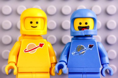 Tambov, Rusya Federasyonu - Haziran 04, 2020 LEGO Movie 2 astronot figürleri - Benny ve Kenny, gri tabaka arka planına karşı.