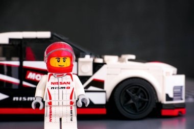 Tambov, Rusya Federasyonu - 25 Haziran 2020 Lego Nissan GT-R NISMO pilotu LEGO Speed Champions tarafından arabasına karşı minimalist. Yakın plan.