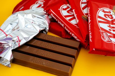 Tambov, Rusya Federasyonu - 19 Mart 2021 Bir açık KitKat çikolatası sarı arka planda diğer kitkat çubuklarıyla çevrili.