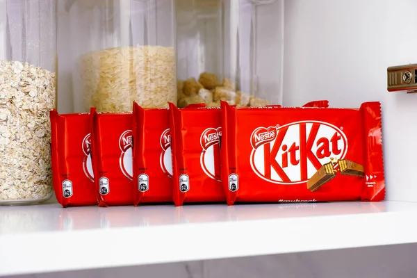 Tambov Oroszország Március 2021 Kitkat Csokoládé Rudak Konyhaszekrény Polcán — Stock Fotó