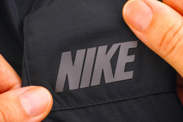Tambov Rusia Abril 2031 Logotipo Nike Ropa Negra Las Manos — Foto de Stock