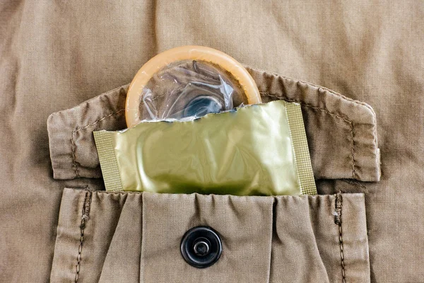 Otevřený Kondom Kapse Béžové Bundy Detailní Záběr — Stock fotografie