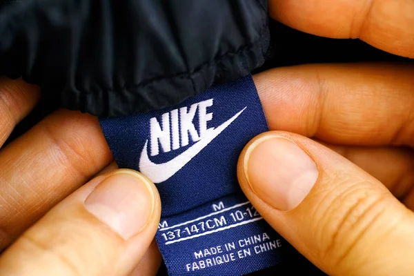 Тамбов Російська Федерація Квітня 2021 Жінка Етикеткою Одягу Nike Kids — стокове фото