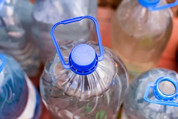 İçinde su olan plastik şişeler. Üst görünüm.
