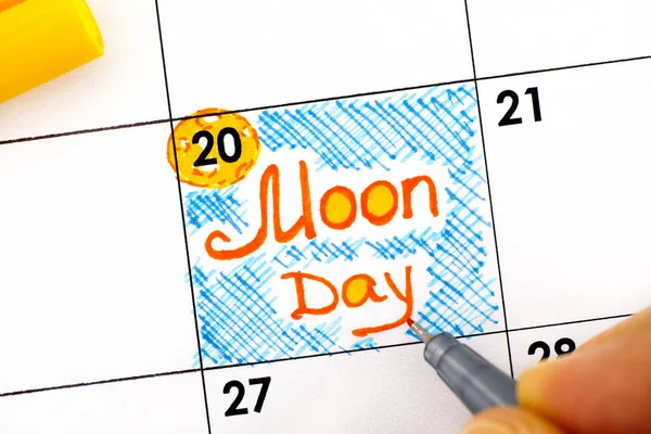 Dedos Mulher Com Caneta Escrevendo Lembrete Moon Day Calendário Julho — Fotografia de Stock