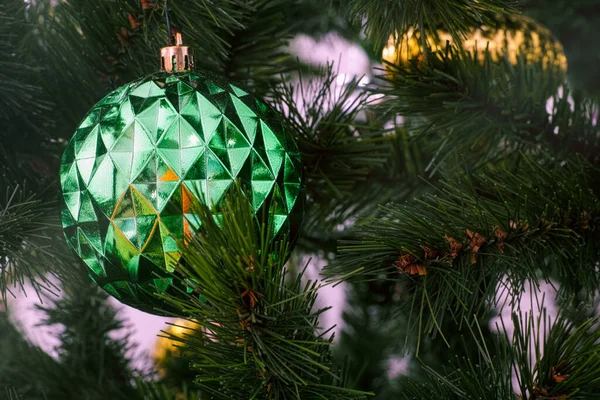 圣诞树上的绿色圣诞装饰品 后续行动 — 图库照片