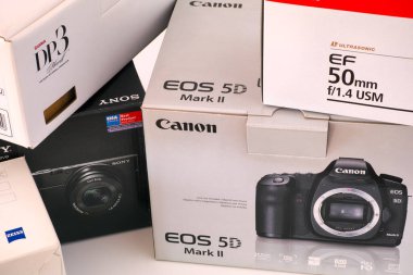 Tambov, Rusya Federasyonu - 19 Mayıs 2021 Canon EOS 5D Mark II, EF 50mm f / 1.4 USM lens, Sigma DP3 Merrill, Sony RX100, Zeiss Macro-Planar 100 mm f / 2.0 lensler