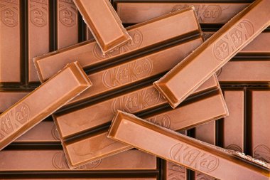Tambov, Rusya Federasyonu - 19 Mart 2021 KitKat 4 parmak çikolatası. Tam çerçeve.