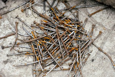 Taş kiremitlerin üzerinde paslı çiviler var.