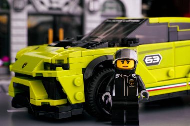 Tambov, Rusya Federasyonu - 24 Haziran 2020 LEGO Speed Champions 'un Lamborghini Urus ST-X arabasına karşı duran Lego sürücüsü minifiki.
