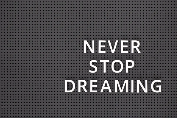 Phrase Never Stop Dreaming Buchstabiert Mit Weißen Buchstaben Auf Einem — Stockfoto