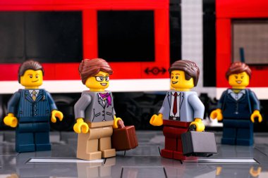 Tambov, Rusya Federasyonu - 3 Mart 2021 Lego iş kadını ve işadamları kırmızı trenin önünde durdular