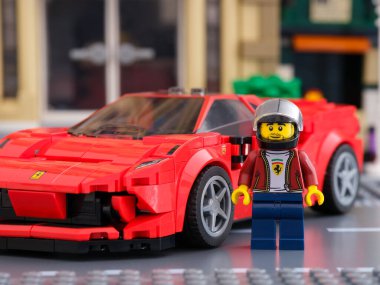 Tambov, Rusya Federasyonu - 02 Temmuz 2021 Lego sürücüsü minifiki Arabasının yanında LEGO Speed Champions 'dan Ferrari F8 haracı.