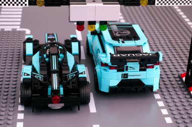 Tambov, Rusya Federasyonu - 19 Şubat 2020 Lego Jaguar I-PACE eTROPHY ve Formula E Panasonic Jaguar Yarış Gen2 yarış arabaları LEGO Speed Champions başlangıç çizgisinde. Arka plan.