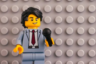 Tambov, Rusya Federasyonu - Haziran 04, 2020 Lego muhabirinin portresi Gri tabanlı arka planda mikrofon ile birlikte. 