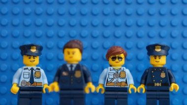 Tambov, Rusya Federasyonu - 5 Temmuz 2021 Mavi Lego ana plakasına karşı peş peşe dört Lego polis memuru.