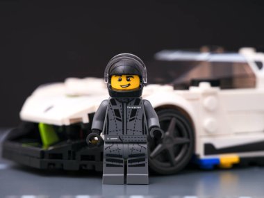 Tambov, Rusya Federasyonu - 28 Haziran 2021 Lego Koenigsegg Jesko minifiki LEGO Speed Champions. 