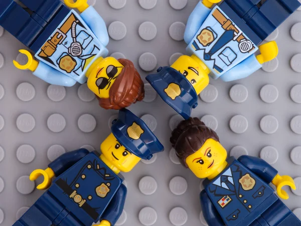 Tambow Russische Föderation Juli 2021 Vier Lego Polizisten Auf Grauem — Stockfoto