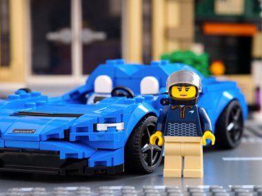 Tambov, Rusya Federasyonu - 02 Temmuz 2021 LEGO Speed Champions 'dan McLaren Elva' nın arabasının yanında minyatür Lego sürücüsü.