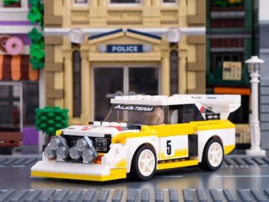 Tambov, Rusya Federasyonu - 02 Temmuz 2021 Lego 1985 Audi Spor Quattro S1 Araba LEGO Speed Champions tarafından bir şehir caddesinde