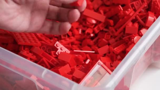 Tambov Ruská Federace Července 2021 Osoba Prohrabávající Hromadu Červených Lego — Stock video