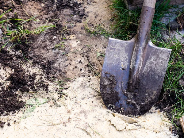 Spade Står Sand Nära Trädgårdsstig Som Uppbyggnad — Stockfoto