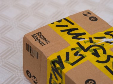 Tambov, Rusya Federasyonu - 5 Temmuz 2021 Kapalı Yandex Market karton kutusuna yakın çekim. Yandex Pazarı 'nda Rusça yazılmış kelimeler. Yandex.Market, ürün seçimi için Rusya 'nın ücretsiz internet hizmeti.. 