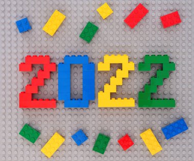 Tambov, Rusya Federasyonu - 22 Temmuz 2021 Lego numarası 2022 ve gri zemin üzerinde lego tuğlaları. Yeni yıl konsepti. 