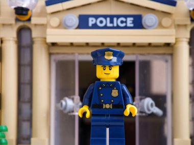 Tambov, Rusya Federasyonu - 05 Temmuz 2021 Lego polis memuru Polis Merkezi önünde duruyor
