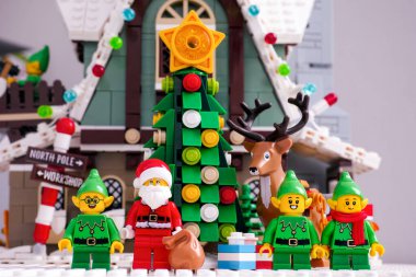 Tambov, Rusya Federasyonu - 08 Ocak 2021 Lego Noel Baba, Elfler ve Ren geyiği Noel ağacının yanında duruyor Elf Kulübü Evi 'nin karşısında