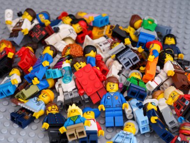 Tambov, Rusya Federasyonu - 16 Temmuz 2021 Birçok Lego minyatür figürü Lego gri tabağında yatıyor