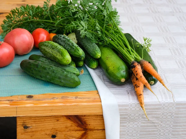 Tomates Concombres Courgettes Carottes Frais Biologiques Couchés Sur Une Table — Photo