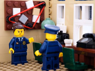 Tambov, Rusya Federasyonu - 2 Ağustos 2021 İki Lego polis memuru polis karakolunda duruyor ve bir suçu tartışıyorlar 