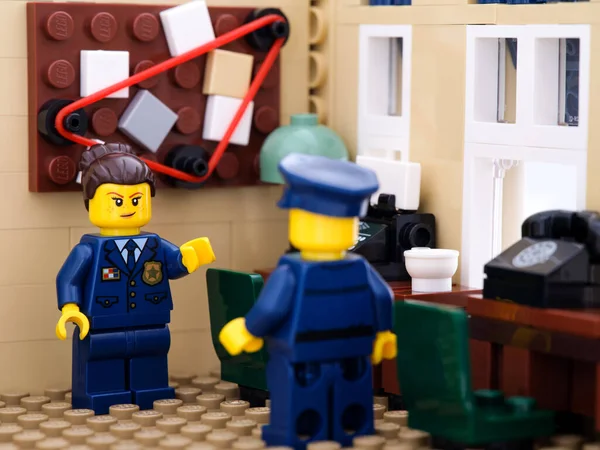 Tambow Russische Föderation August 2021 Zwei Lego Polizisten Stehen Ihrer — Stockfoto