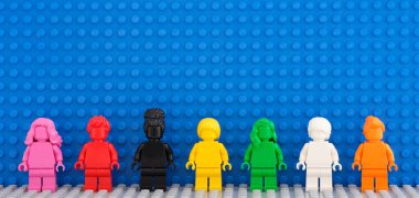 Tambov, Rusya Federasyonu - 12 Ağustos 2021 Lego tek renkli minyatür figürleri mavi bir Lego tabanlı arka planda duruyor.
